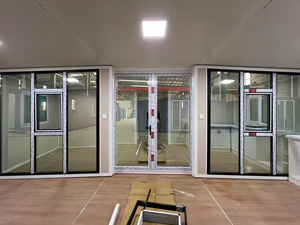 Maison conteneur pliable écologique de conception sud-estasiatienne 20ft/40ft avec conception prête pour l'installation de panneaux solaires pour bureaux et hôtels - Product Image 3