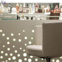 Comptoir de bar sur mesure en Corian blanc avec design à points rétroéclairés pour 12 personnes