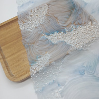 Nouveau design de dentelle brodée de sequins et de perles, tissu coloré en dentelle filet brodée avec des sequins et des perles pour robe de mariée