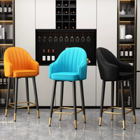 Tabouret de bar haut de gamme en cuir, style européen moderne et minimaliste, avec structure en fer forgé et dossier pivotant, pour usage commercial et îlot de cuisine domestique
