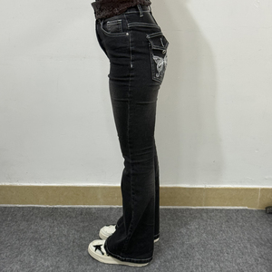 Jeans <span class=keywords><strong>neri</strong></span> <span class=keywords><strong>a</strong></span> <span class=keywords><strong>zampa</strong></span> d'elefante da donna personalizzati, con ricamo di strass <span class=keywords><strong>a</strong></span> forma di farfalla sulla tasca posteriore, modello slim fit. - Product Image 5