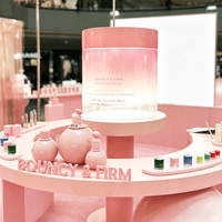 Kiosque de beauté pastel ludique,cabine de cosmétiques à thème avec des installations de boule rose géantes et l'image de marque