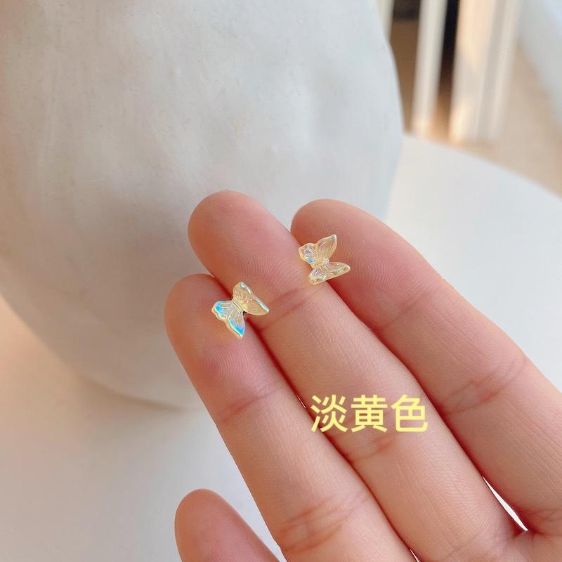 สีเหลืองอ่อน