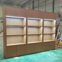 Cremefarbener Wandmontierter Umweltfreundlicher Langlebiger Einzelhandels-Präsentationsschrank mit LED-Beleuchtung MDF Holzmaserung Kommerzieller Wandvitrinenschrank für Geschäfte