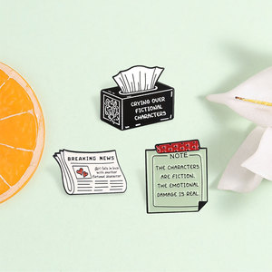 Boekenliefhebber fictieve personage humor emaille pin set tissuebox broche voor rugzakdecoratie - Product Image 1