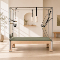 Table trapèze Cadillac en bois d'érable vert sauge, avec pieds modulaires fendus et plateau plat antidérapant, pour salles de bien-être naturel