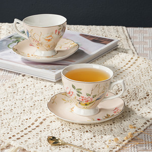 Juego <span class=keywords><strong>de</strong></span> 2 Tazas <span class=keywords><strong>de</strong></span> Café y Té <span class=keywords><strong>de</strong></span> Porcelana <span class=keywords><strong>de</strong></span> 200 ml con Borde Dorado Floral, Caja Colorida para Regalo, Fábrica Chaozhou - Product Image 2