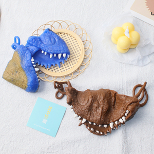 Marionnette de doigt amusante en forme de tête de dinosaure, en plastique TPR souple non toxique, avec langue et pattes, pour enfants, vente directe usine, marionnettes en caoutchouc - Product Image 5