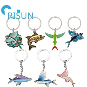 Porte-clés en métal en gros, motif poisson volant mignon de dessin animé, cadeau pour les amoureux des poissons, porte-clés personnalisé arc-en-ciel, animaux marins, vie marine, FishKeychain - Product Image 1
