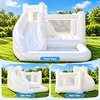 Structure gonflable blanche avec piscine à balles et toboggan, combo commercial pour location de fêtes en extérieur et en intérieur