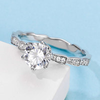 Bague Ronde en Argent 925 avec Moissanite, Sertie à Griffes, Plaqué Rhodium, Bijoux en Gros du Fabricant d'Argent