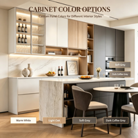 Meubles de cuisine modernes écologiques bicolores sur mesure avec finition dorée, îlot en marbre cascade sans poignées, vitrine à vin en verre OEM ODM