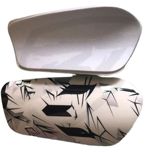 สนับแข้งฟุตบอลแบบพิมพ์ลายซับลิเมชั่น ขายส่ง หนังพรีเมียม น้ำหนักเบา ป้องกันอย่างมืออาชีพ สำหรับผู้ใหญ่ - Product Image 1