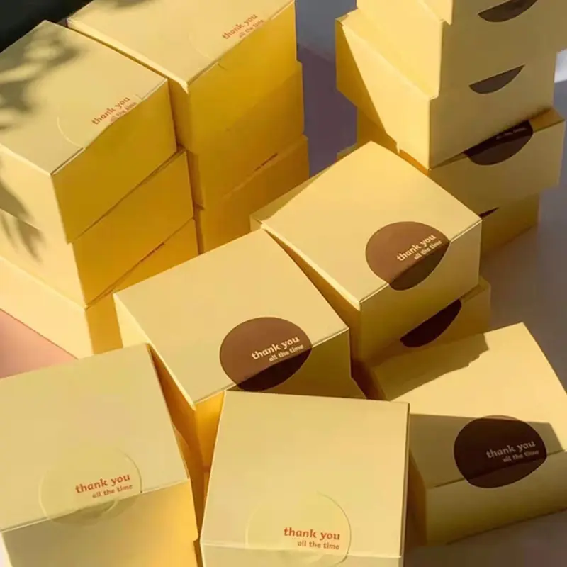 थोक 4x4 पर्यावरण के अनुकूल गत्ता छोटे घन पीले कागज तह शादी का तोहफा कैंडी कुकी पैकेजिंग केक बॉक्स