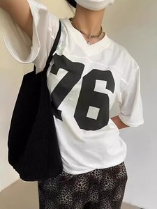 เสื้อยืดพิมพ์ลายดิจิทัลทรงหลวมสไตล์ฮิตสุดฮิตสำหรับฤดูร้อน แบบลำลองเปิดไหล่ คอกลม ทรงพื้นฐานสำหรับผู้หญิง - Product Image 4