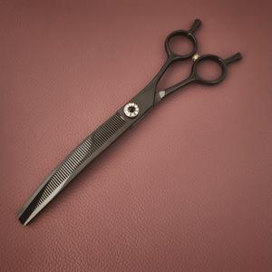 กรรไกรตัดขนสัตว์เลี้ยง GFD สีดำ ขนาด 7.5 นิ้ว แบบโค้ง ทำจากสแตนเลส ด้ามจับยาว ดีไซน์ลายอัญมณี - Product Image 4