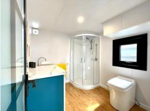 Moderno Glamping roulotte case minuscole <span class=keywords><strong>casa</strong></span> Mobile pronta per la spedizione con ruote prefabbricate Casas Modernas Car Travel Wheel <span class=keywords><strong>Container</strong></span>