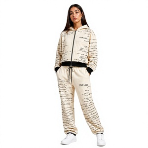 Ensemble sweat à capuche et jogging personnalisé avec impression typographique intégrale – Survêtement premium pour femme, streetwear graphique avec lettres imprimées sur toute la surface 2026 - Product Image 2