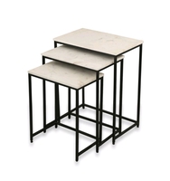 Table basse contemporaine avec plateau en marbre et pieds géométriques en laiton pour salon, salle à manger, cuisine et chambre