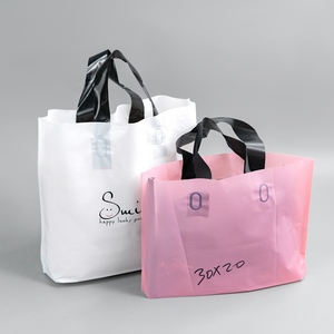 Sacs cadeaux en plastique personnalisés en gros à faible MOQ, sacs d'emballage pour chaussures et vêtements, sacs de courses pour boutiques avec votre LOGO - Product Image 1
