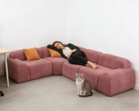 Canapé modulaire incurvé en forme de L, rembourré en velours rouge rose, compressé, adapté aux écoles et aux bureaux, avec des coussins contrastés orange