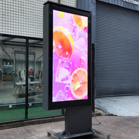 OEM Outdoor Vertikaler LED-Totem 6000nits Ultra Hell IP65 Wasserdicht Freistehende Kommerzielle Digitale Werbetafel