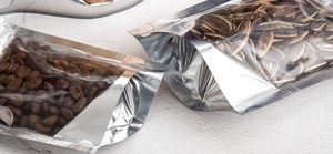 Sachets refermables transparents en or et argent avec impression en gravure pour emballage alimentaire et de snacks, épaisseur 100 microns, fabriqués aux États-Unis - Product Image 3