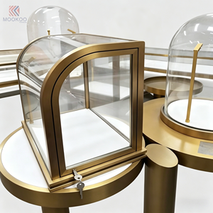 Présentoirs <span class=keywords><strong>en</strong></span> <span class=keywords><strong>verre</strong></span> de luxe pour boutiques, socles colonnes <span class=keywords><strong>en</strong></span> or brossé avec dômes de protection pour la présentation de bijoux et de montres de luxe - Product Image 5