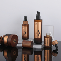 Set de Viaje de Cosméticos y Cuidado de la Piel HAPPYLITE Ecológico de Madera de Fresno y Bambú, Botella de Vidrio Ámbar con Tapa de Rosca, Impresión Personalizada (Set de Viaje)
