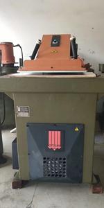 Presse hydraulique à bras oscillant <span class=keywords><strong>de</strong></span> haute qualité <span class=keywords><strong>de</strong></span> 25 tonnes, marque italienne réputée, <span class=keywords><strong>machine</strong></span> <span class=keywords><strong>de</strong></span> poinçonnage d'<span class=keywords><strong>occasion</strong></span> - Product Image 2