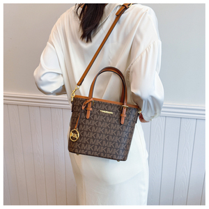 奢华设计师字母组合手提包高端单肩斜挎包大容量商务休闲，由高品质聚氨酯制成 - Product Image 6