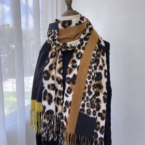 Bufanda de Cachemira Estampada para Otoño e Invierno, con Bloques de Color y Patrón de Leopardo, Elegante y Cálida, con Borlas, para Mujer - Product Image 2