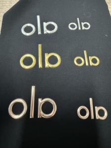 カスタム 衣料品エンボス TPU パッチ 高品質 熱転写 シルバー アイロン ラベル サステナブル Vyoga ラベル デザイン - Product Image 5