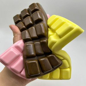 Juguete Blandito con Forma de Barra de Chocolate de 15.5cm, Juguete Antiestrés Suave para Apretar, 3 Colores para Recuerdos de Fiesta - Product Image 5