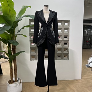 Novedad de verano, chaqueta y pantalones de traje de diamantes de imitación calados únicos para <span class=keywords><strong>mujer</strong></span>, conjunto de 2 piezas a la moda - Product Image 1