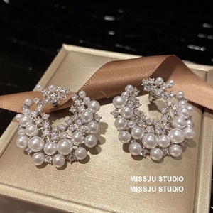 Pendientes de Perlas Redondos Irregulares de Lujo Ligero, Estilo Retro, de Alta Gama, con Circonita, Colección de Nicho, Nuevos Estilos de Otoño e Invierno - Product Image 1