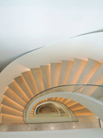 Escalier rotatif intérieur pour villa duplex, avec arc en acier et balustrade en verre courbé à chaud, design moderne, simple et personnalisé