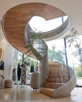 Escalier préfabriqué courbé en acier et bois, durable, avec garde-corps en verre intérieur et marches antidérapantes