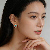 Boucles d'oreilles clous Tai Silver tendance en or 18 carats avec zircon coloré rond serti clos pour femme, idéales pour mariage