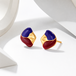 Boucles d'oreilles clous bicolores en émail, acier inoxydable plaqué or 14K sous vide, bleu bordeaux, sculpturales - Product Image 1