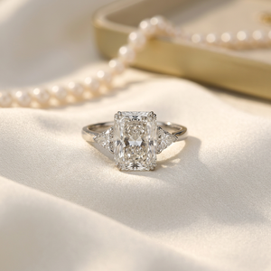 Anillo de Compromiso y Boda con Tres Diamantes Cultivados en Laboratorio, Corte Radiante, Oro Amarillo Sólido de 14K, Certificado de Lujo para Mujer - Product Image 2