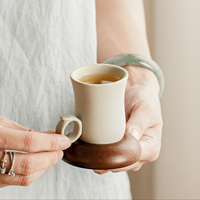 Zandlopervormige keramische theekop met ringvormig handvat, optionele houten onderzetter, 60ml Gongfu theekopje voor hotel, café en theeservies.