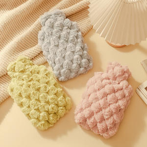 Bolsa de agua caliente de felpa grande para mujer y bolso lindo edredón en relieve para el vientre y respaldo de punto cervical - Product Image 5
