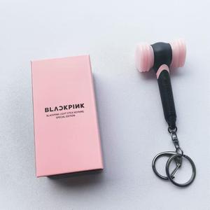 Porte-clés LED <span class=keywords><strong>Stray</strong></span> Kids en gros, breloque de sac à dos, mini-ventilateur portable avec emballage cadeau pour KPOP - Product Image 4