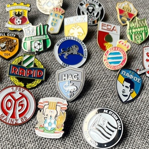 Écusson de club de football européen personnalisé YY, accessoire vestimentaire polyvalent, broche décorative pour sacs de couple, Chine - Product Image 1