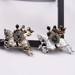 Broche classique en cristal Chevalier des Contes de Fées pour femmes et accessoires de badge équestre pour hommes - Product Image 1