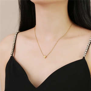 Collier personnalisé avec pendentif en forme de cœur en acier inoxydable plaqué or, avec initiale - Product Image 5