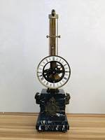 Horloge mécanique à pendule à balançoire suspendue squelette inversé, style moulin à vent antique mystérieux, avec tête de bête en laiton et base en marbre