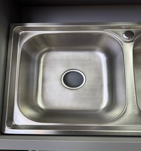 Évier de cuisine professionnel en acier inoxydable robuste pour restaurant, avec deux bacs rectangulaires et un trou, design moderne - Product Image 6