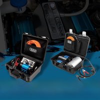 Compresseur d'air portable à double cylindre et pompe noir/bleu/argent pour le gonflage des pneus des véhicules tout-terrain dans le désert et la neige